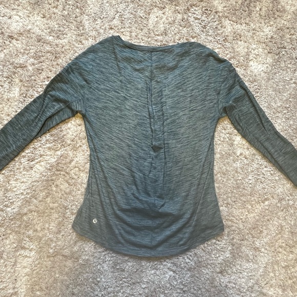 Lululemon long sleeve shirt with thumb holes.l - Picture 1 of 3
